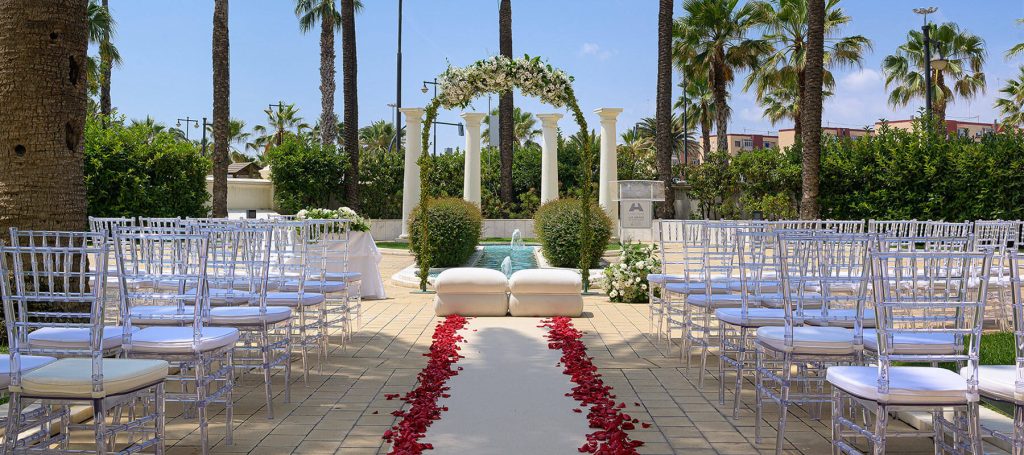 Advantages and DIsadvantages of Hotel Weddings - Beach Wedding