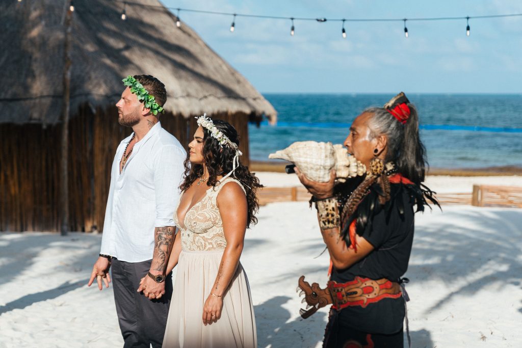 Symbolic and personalized ceremony & rituals - Beach Weddings